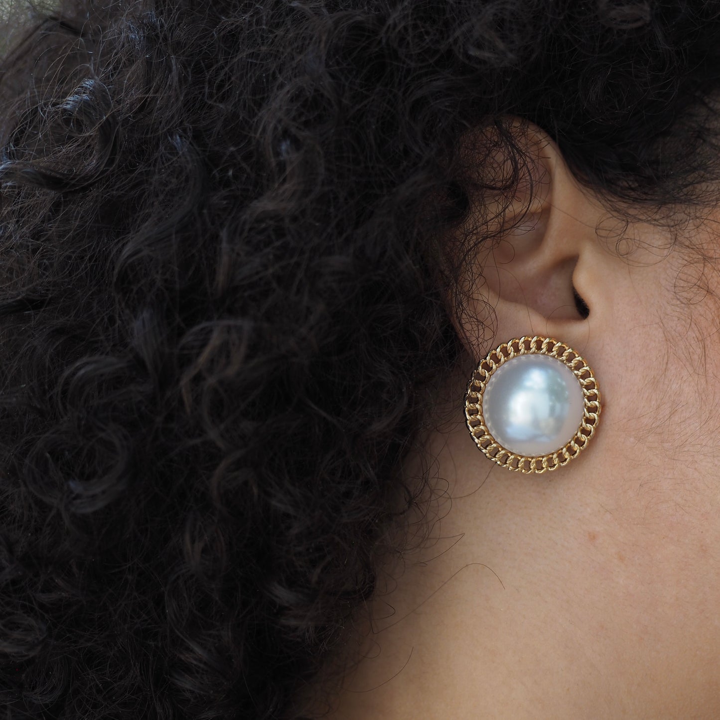 Round Pearl Clip Earrings | White / Gold