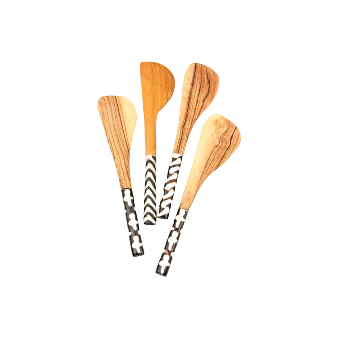 Load image into Gallery viewer, Butter Spreader with Batik Bone Handle
